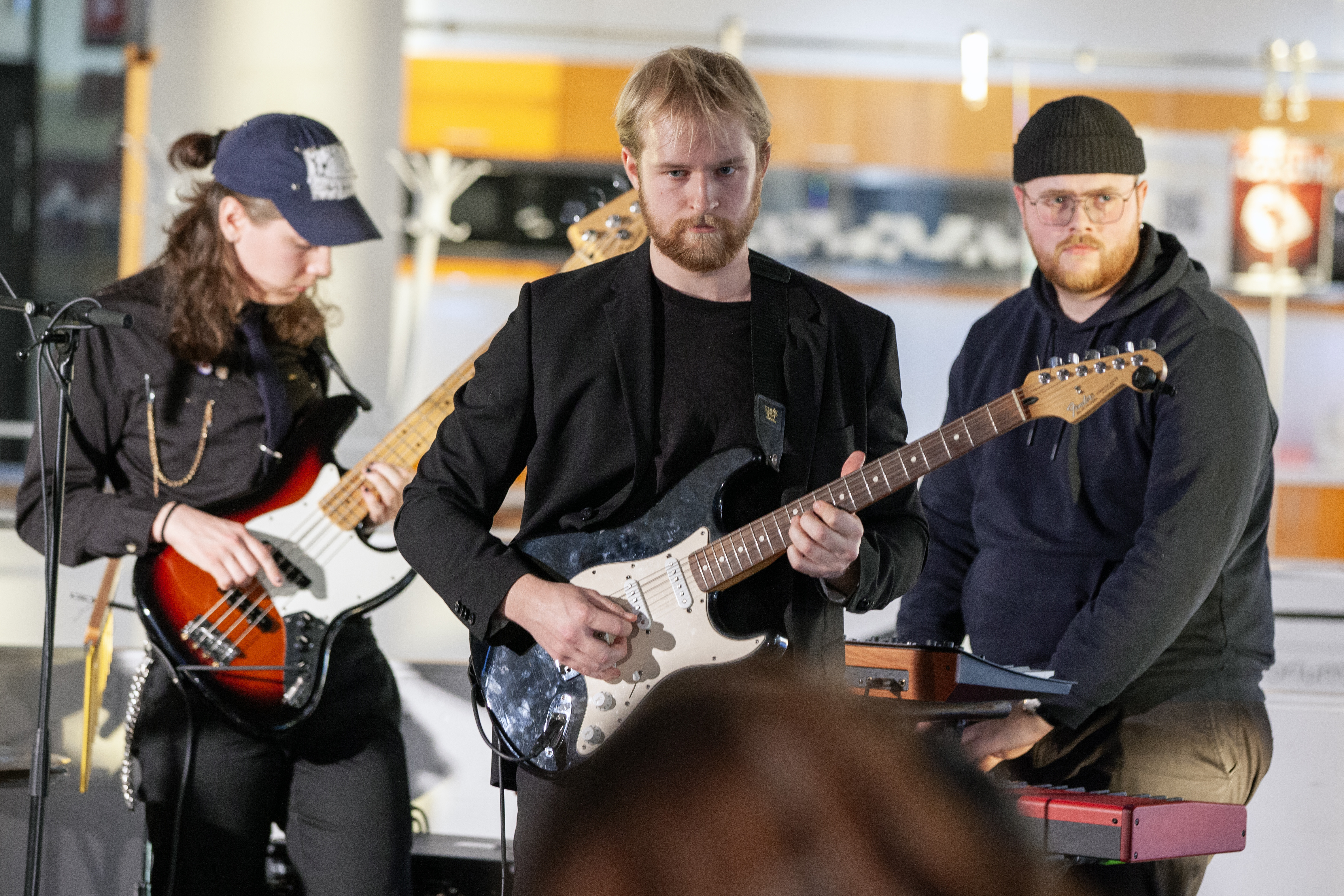 Arkitektstudenter framför sin tolkning av Un-fashion Show, tillsammans med musikstudenter.