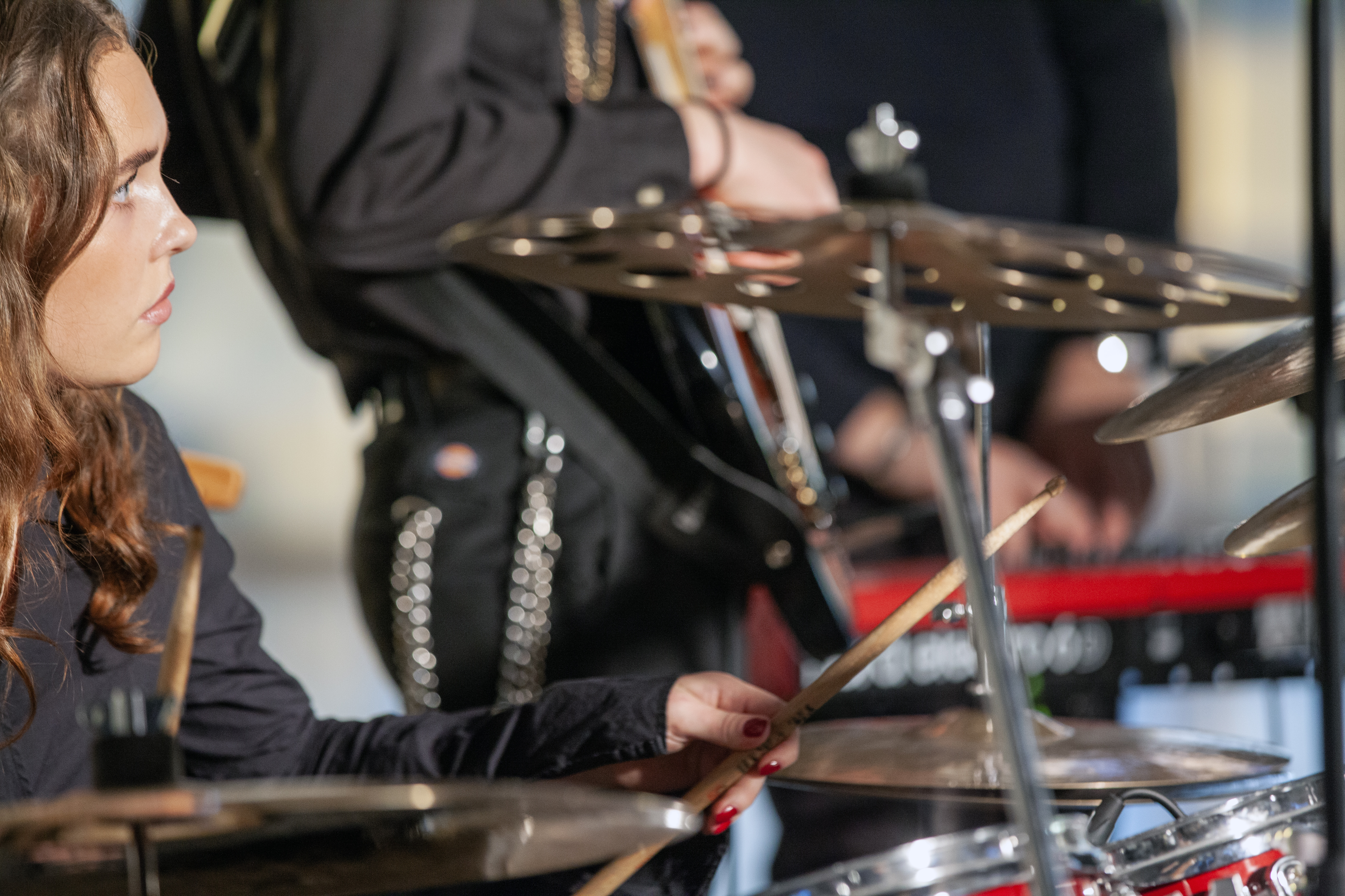 Arkitektstudenter framför sin tolkning av Un-fashion Show, tillsammans med musikstudenter.