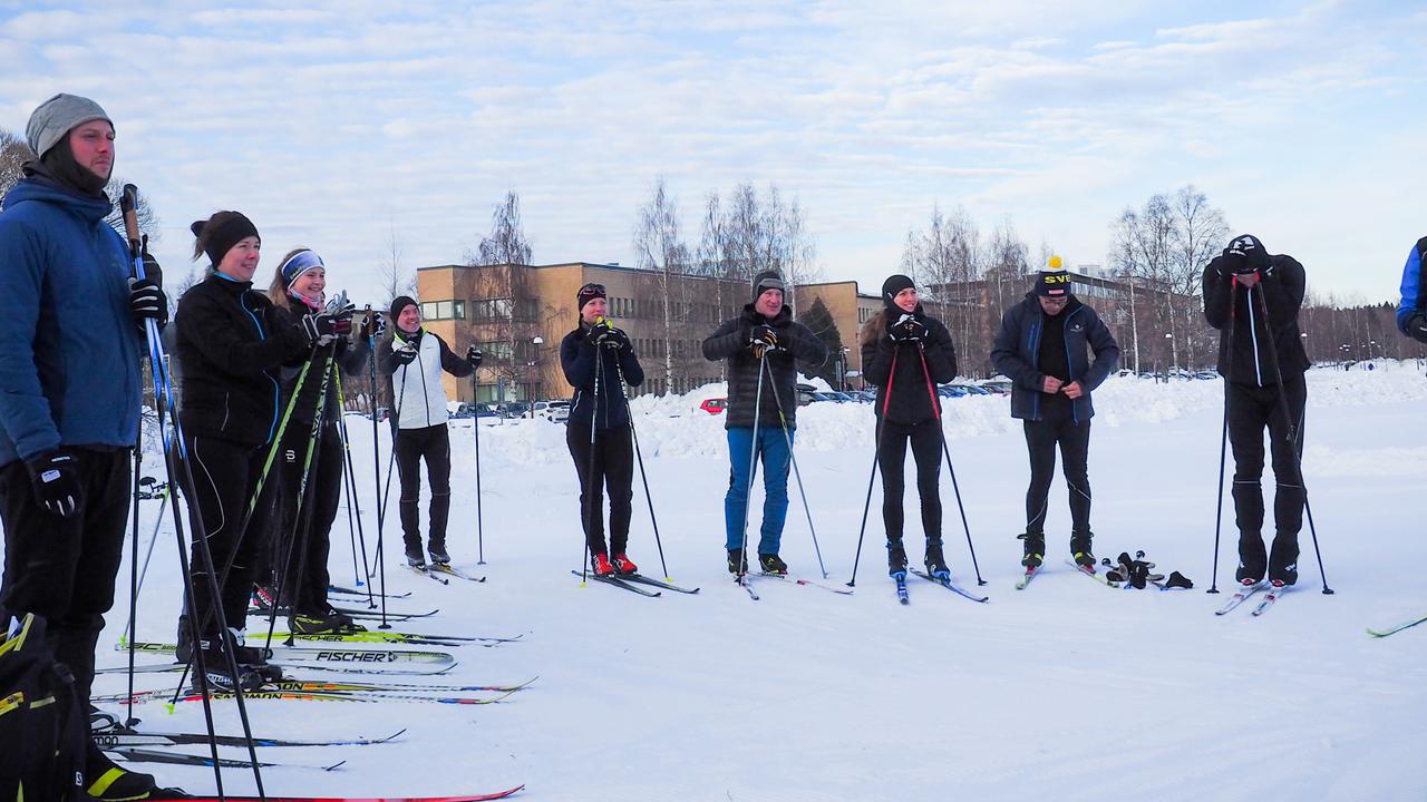 Studenter och medarbetare tog chansen till en skidlektion under Hälsa på campus.