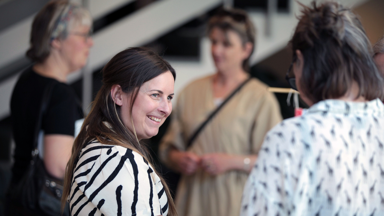 Intresset var stort för utställningen Fragment med verk av deltagarna i kursen "Textila uttryck".