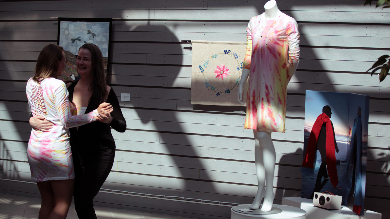 "På insidan" – genom användning av tyg, färger och texturer har konstnären velat gestalta olika dimensioner hennes dansupplevlse, av Yeska Karlsson.