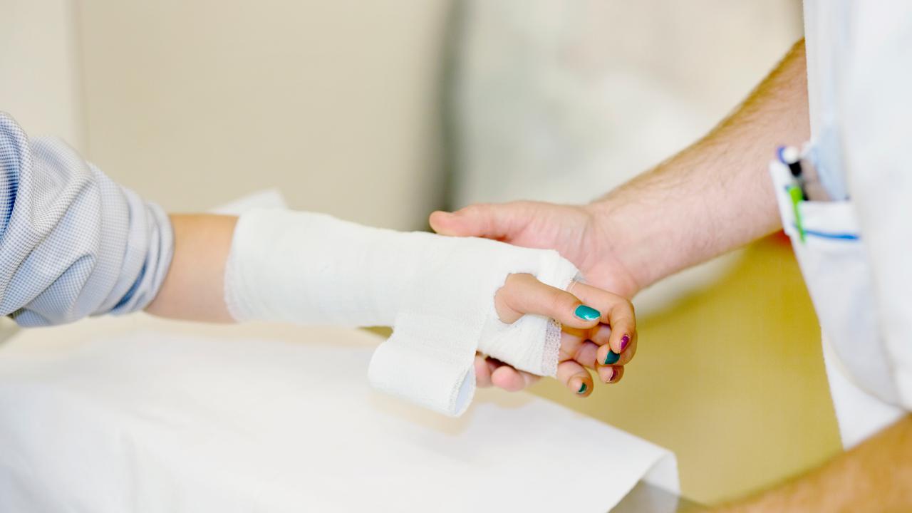 Närbild på underarm, som vårdpersonal lindar om.