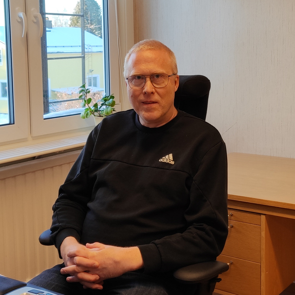 Patrik Marklund vid sitt skrivbord