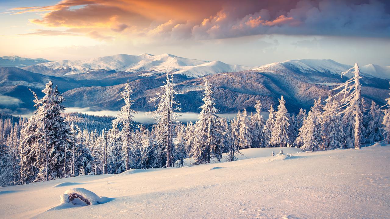 Färgstarkt vinterlandskap i soluppgång.
