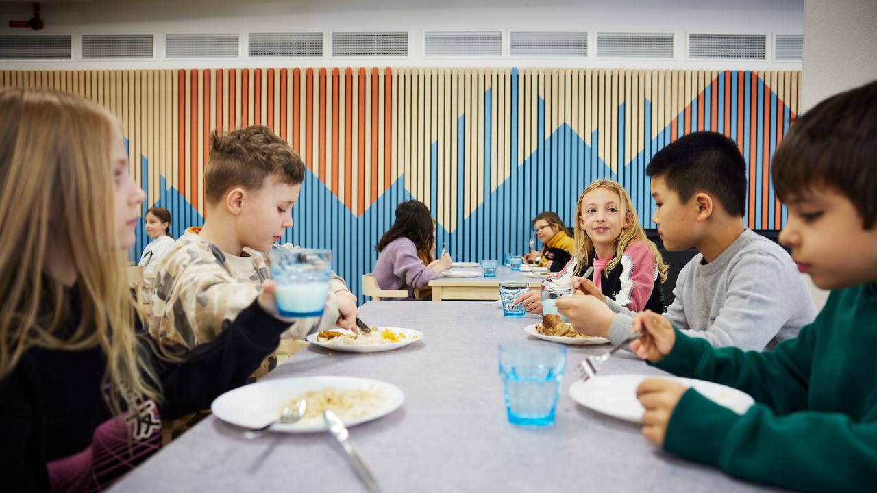 Elever äter skollunch.