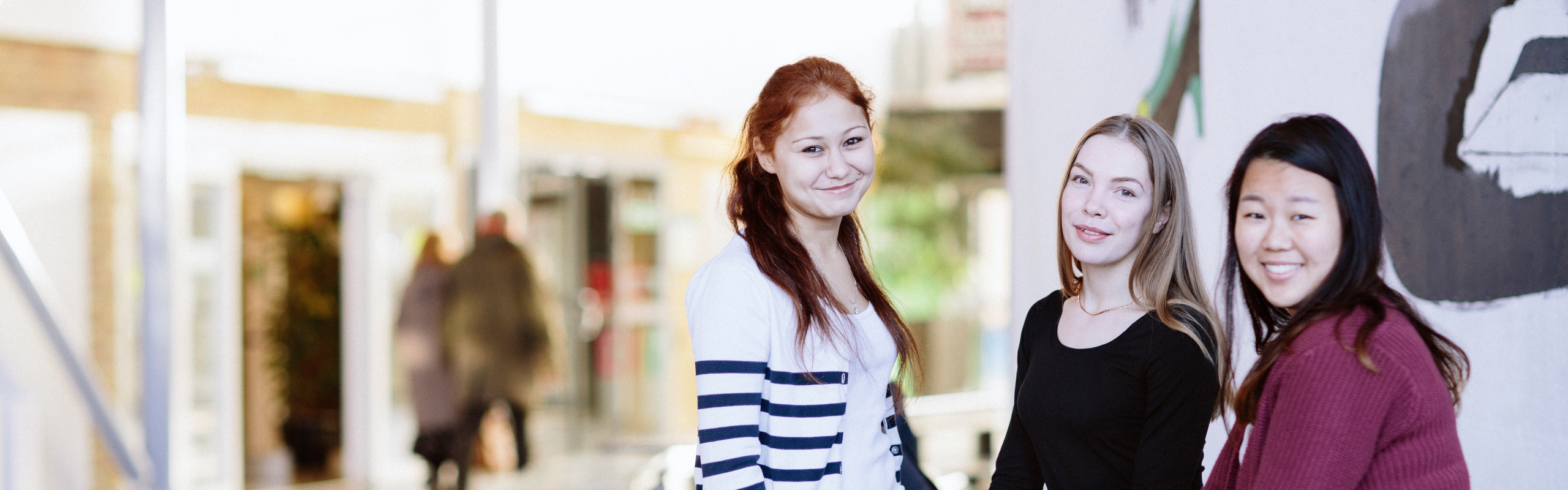 Bild på studenter på campus