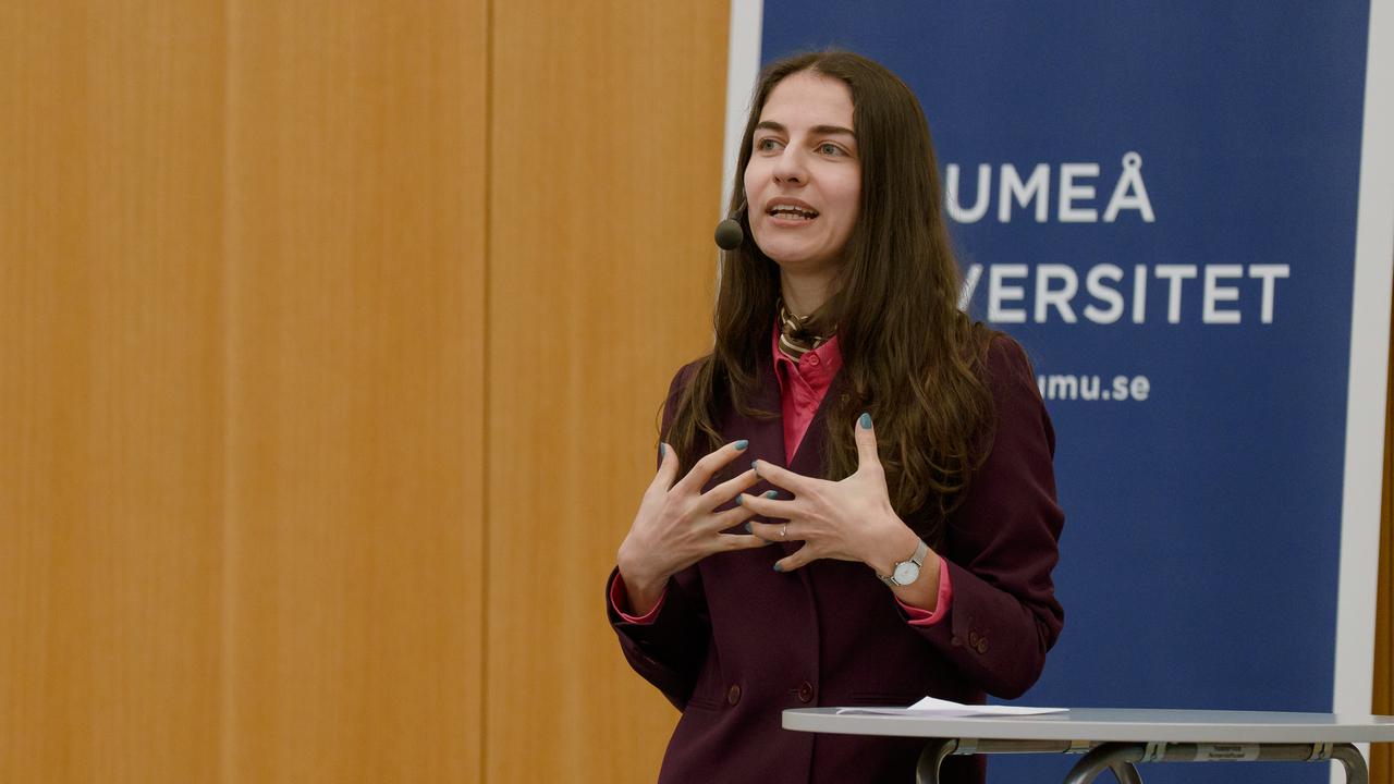 Sveriges klimat- och miljöminister Romina Pourmokhtari besökte Umeå universitet och mötte forskare.