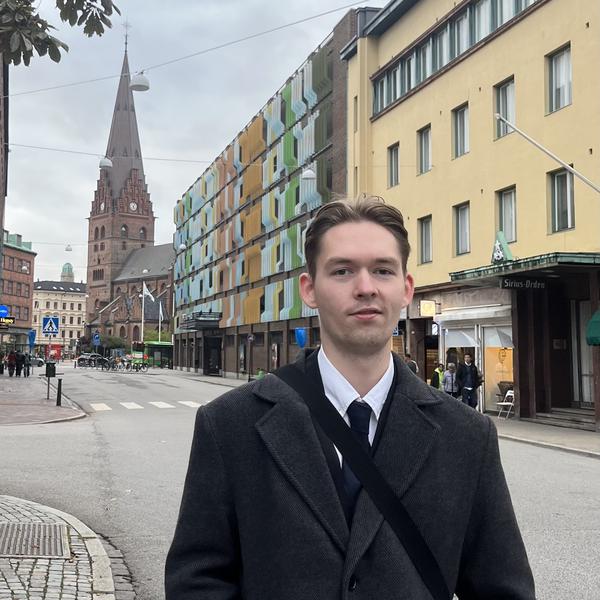 Erik Sandström som står vid sidan av en gata.