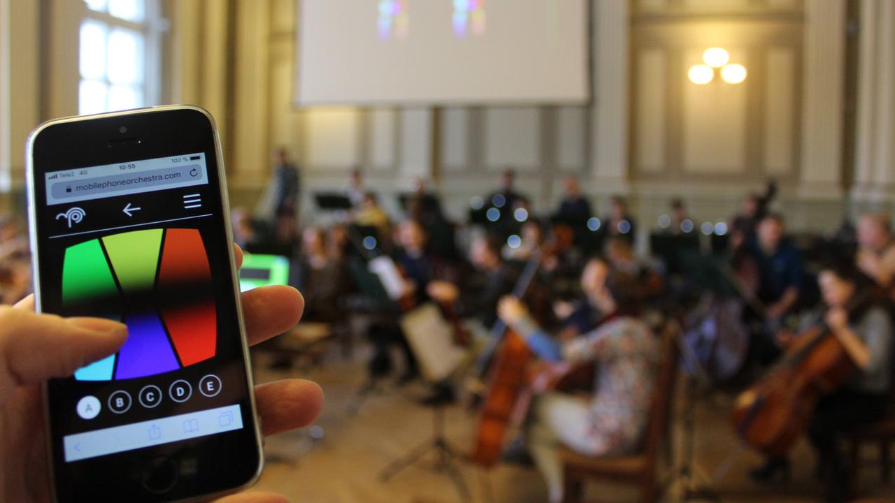 Bild på mobiltelefon i hand