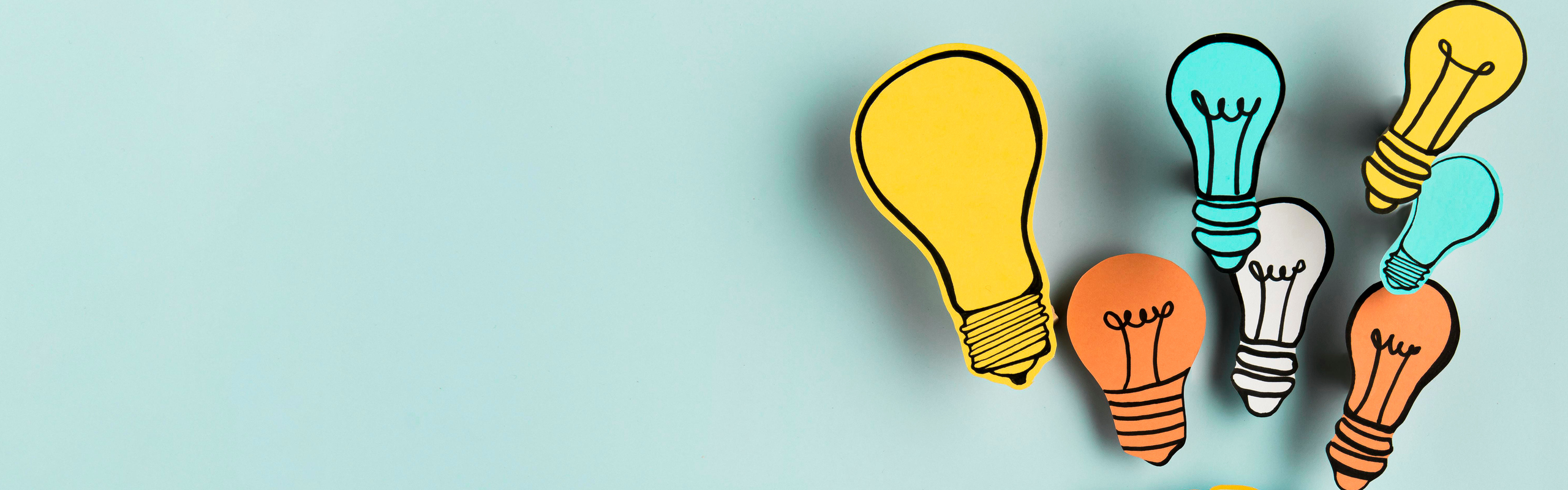 Illustration i form av glödlampor ovanför en hjärna. För att illustrera idé eller idégenerering.