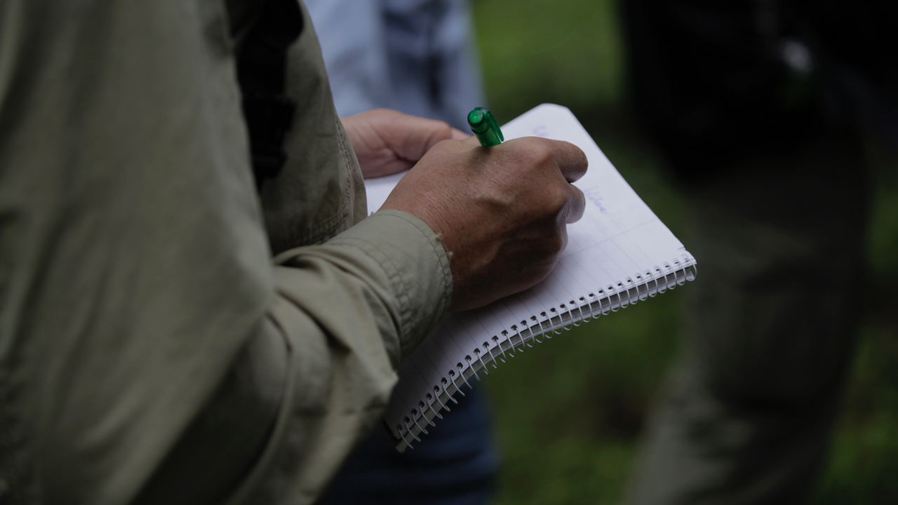 Bild på person som antecknar