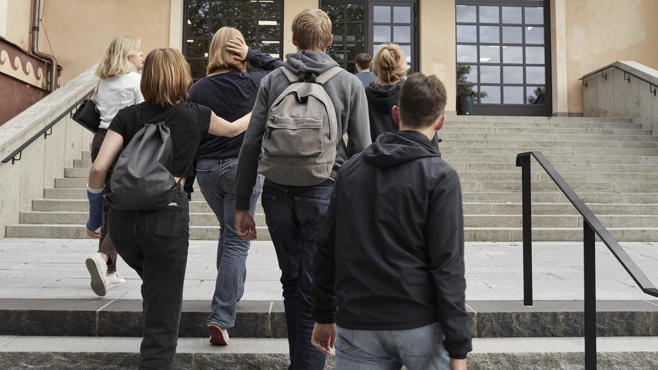Skolelever går uppför trappa.
