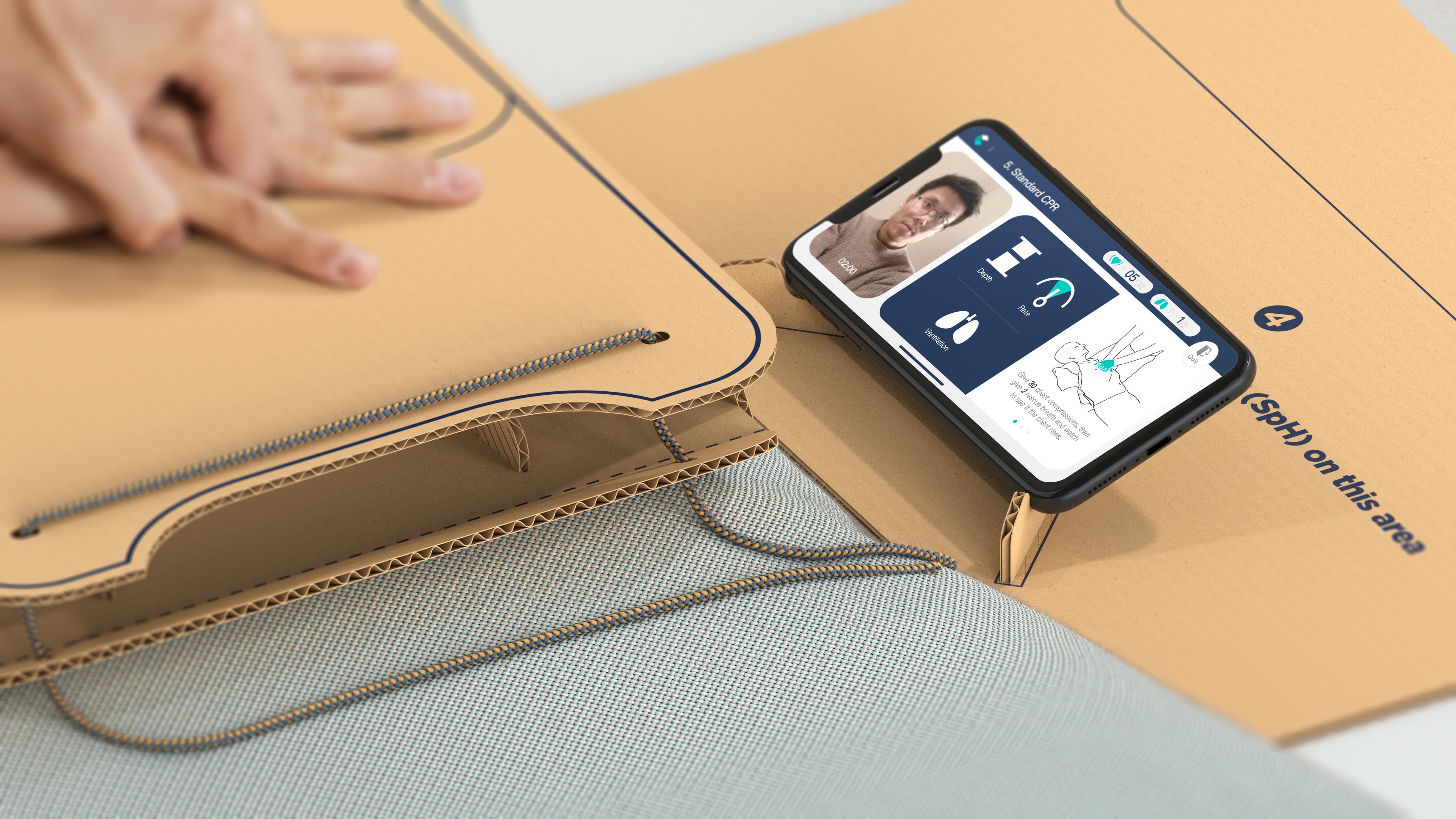 Film: Kartongkit lär ut hjärt- och lungräddning