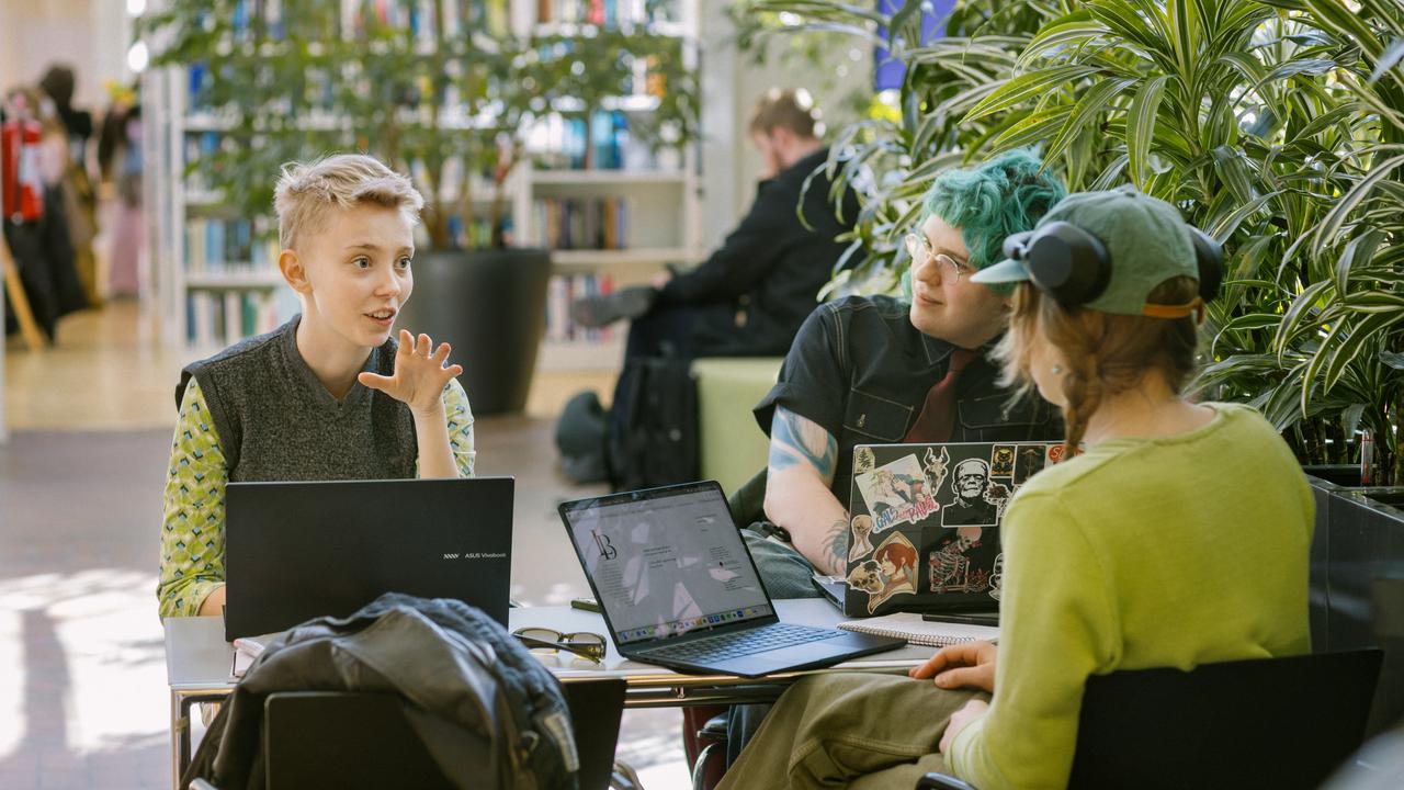 Studenter pluggar inne på UB.