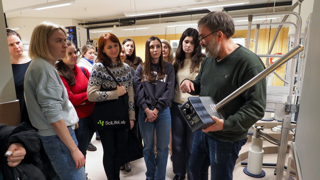 Staff scientist Tobias Sparrman visar infrastrukturen NMR för besökarna.
