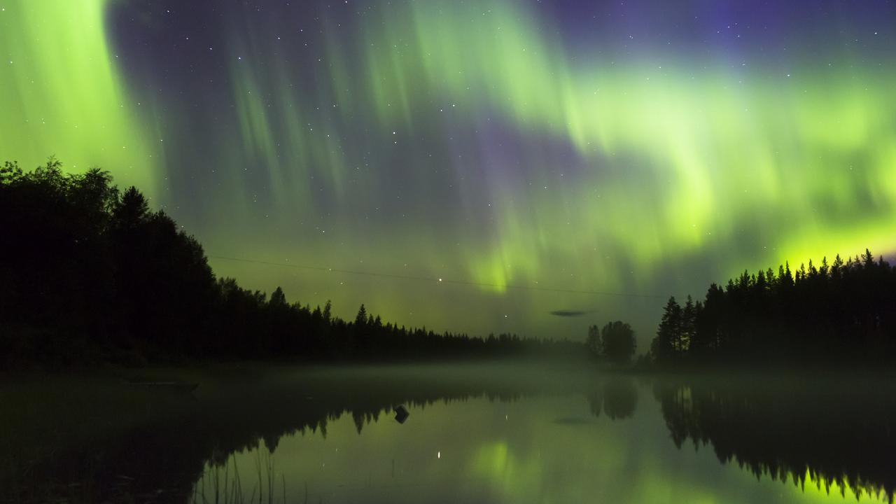 Norrsken som speglas i älven.