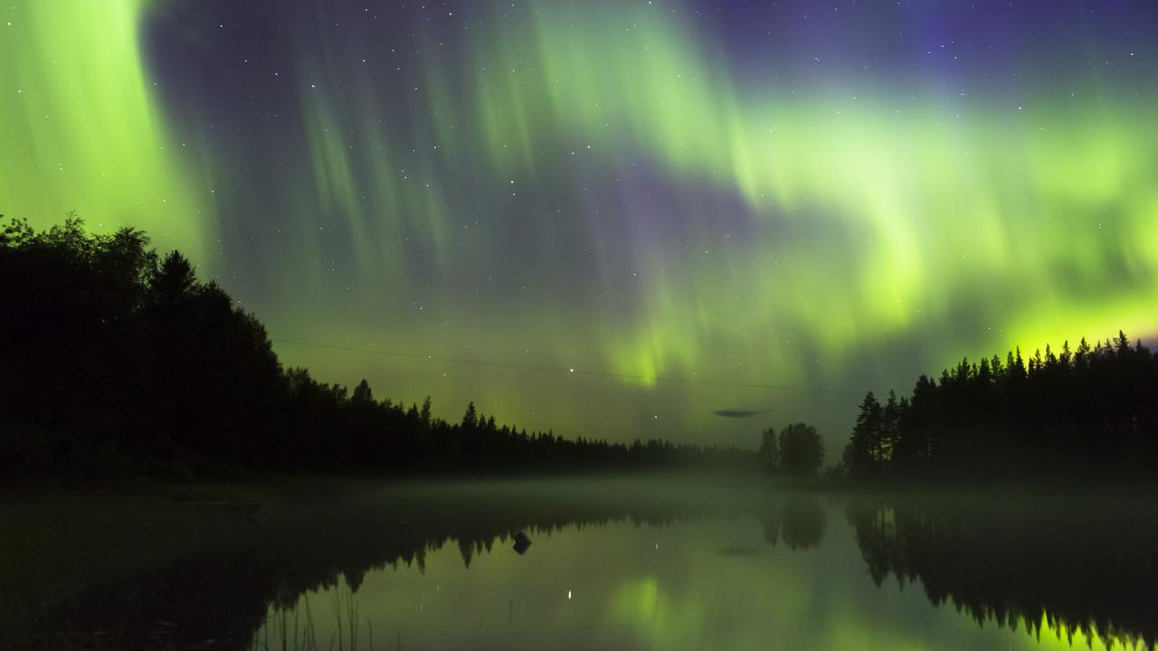Norrsken som speglas i älven.