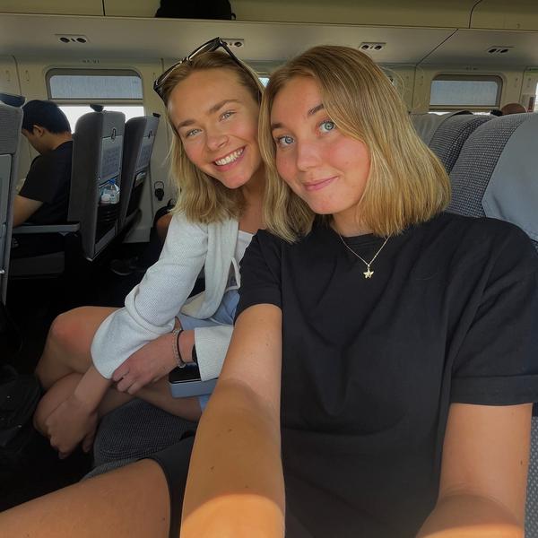 Agnes Forsgren och Alice Jonsson på ett tåg på väg söderut i Taiwan.