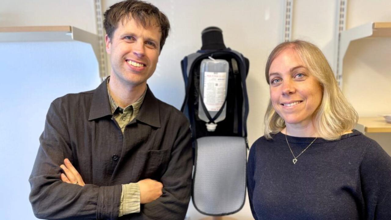 Två personer från företaget Nil Medical