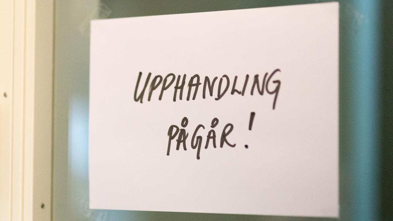 Textad skylt med ordet "Upphandling pågår" uppsatt vid en dörr.