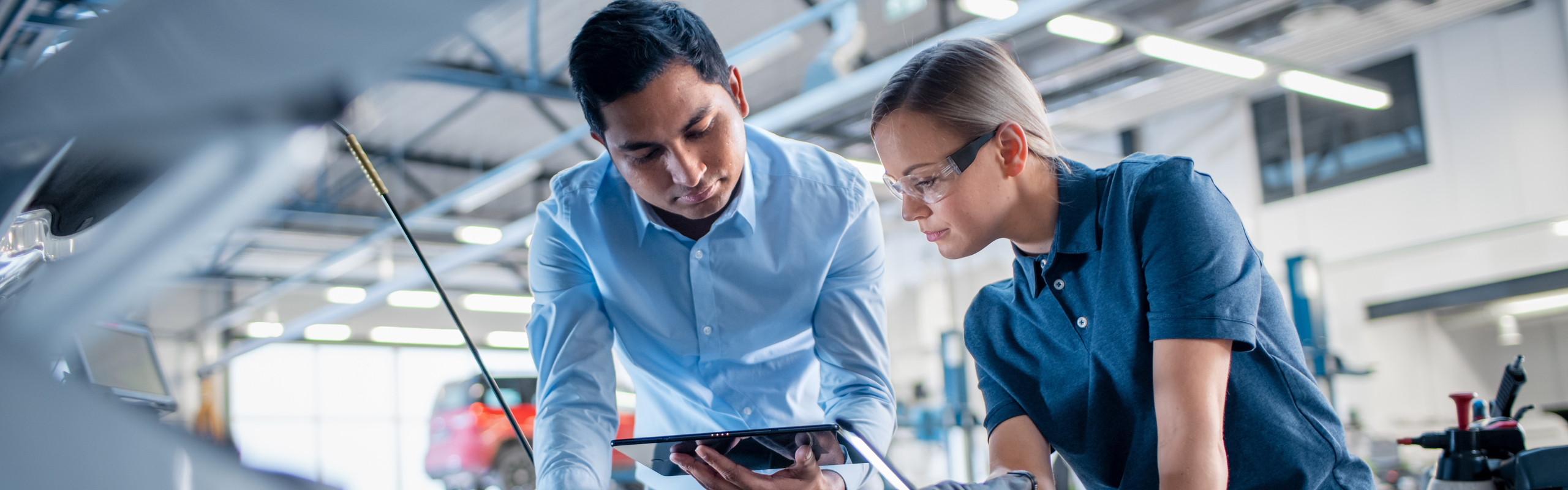 Bilden visar en man och en kvinna som kollar tekniska lösningar.