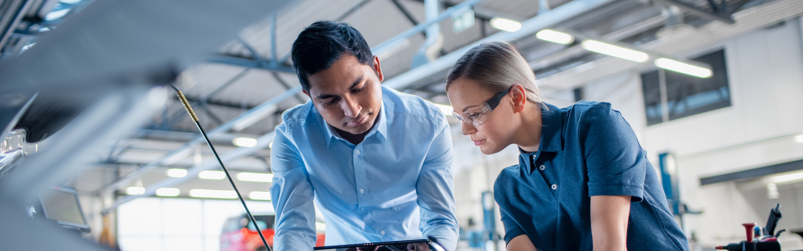 Bilden visar en man och en kvinna som kollar tekniska lösningar.