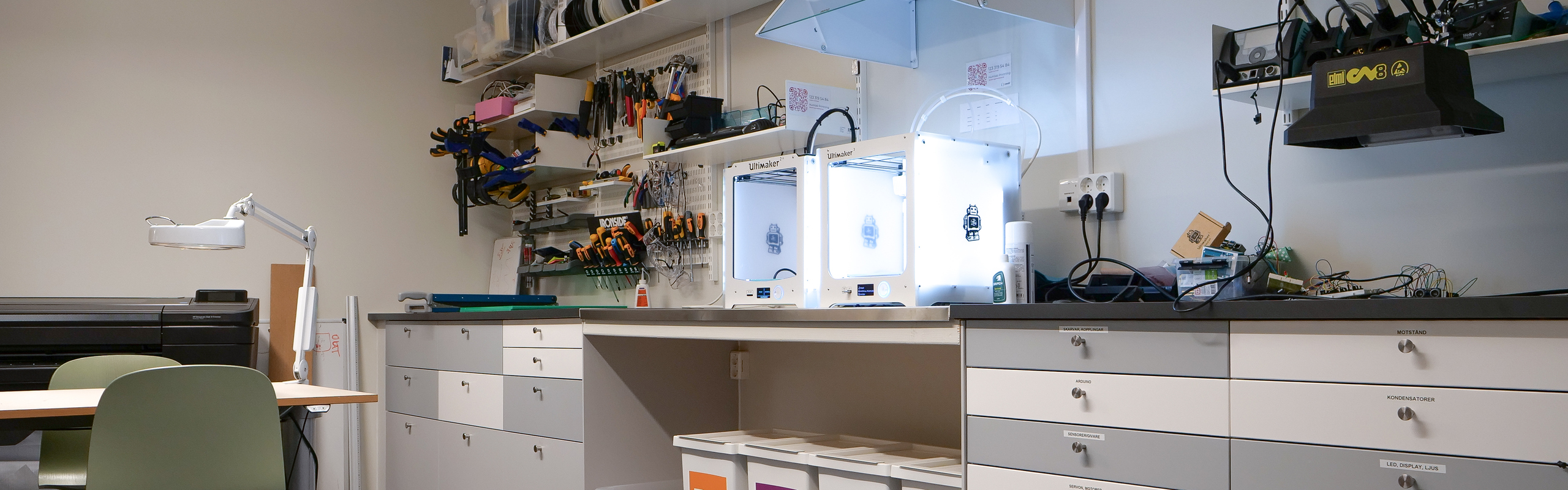 Makerspace med storformatskrivare, 3D-skrivare och diverse verktyg.