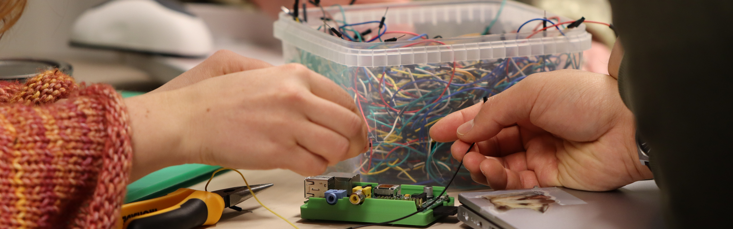 En grupp människor som arbetar med ett projekt.