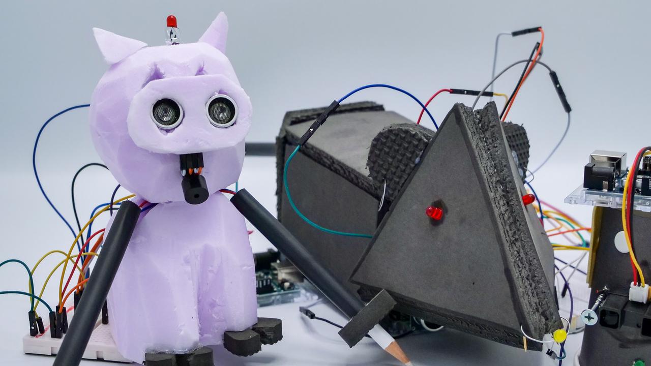 Ett gäng robotar som står bredvid varandra.