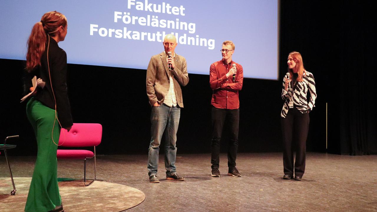 Bild på fyra personer på scenen i Aula Nordica.