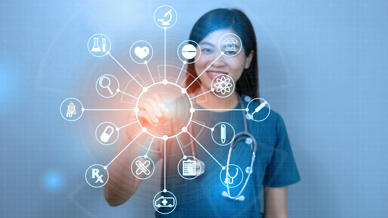 En tjen står i en medicinsk miljö