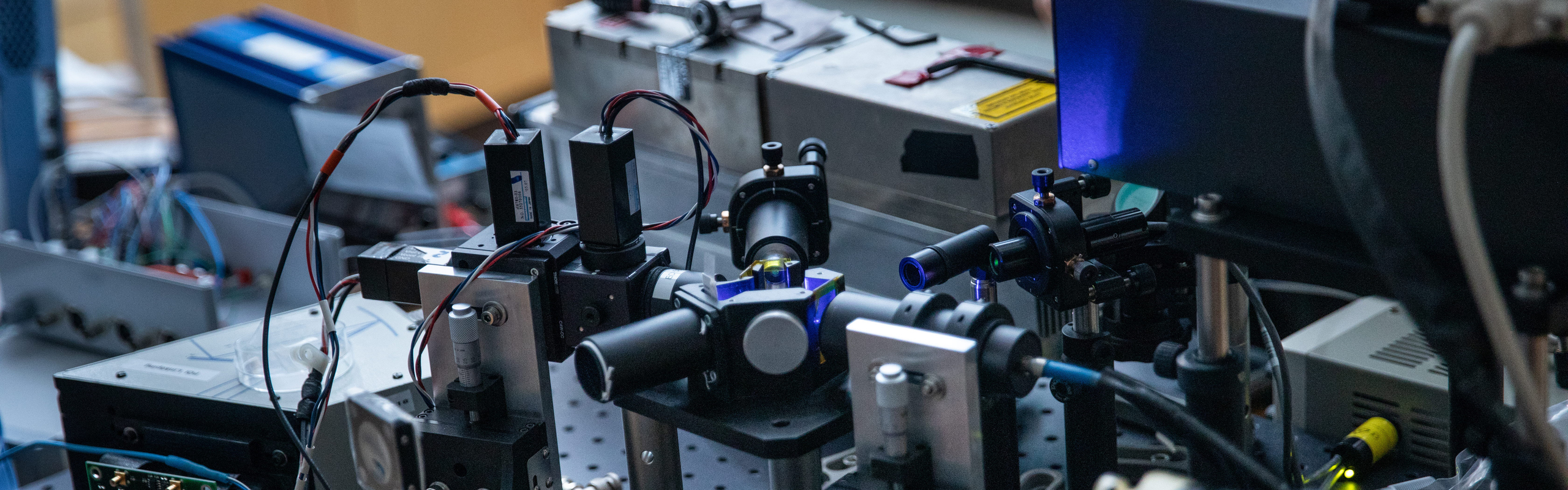 En grupp elektroniska enheter som sitter på toppen av ett bord.