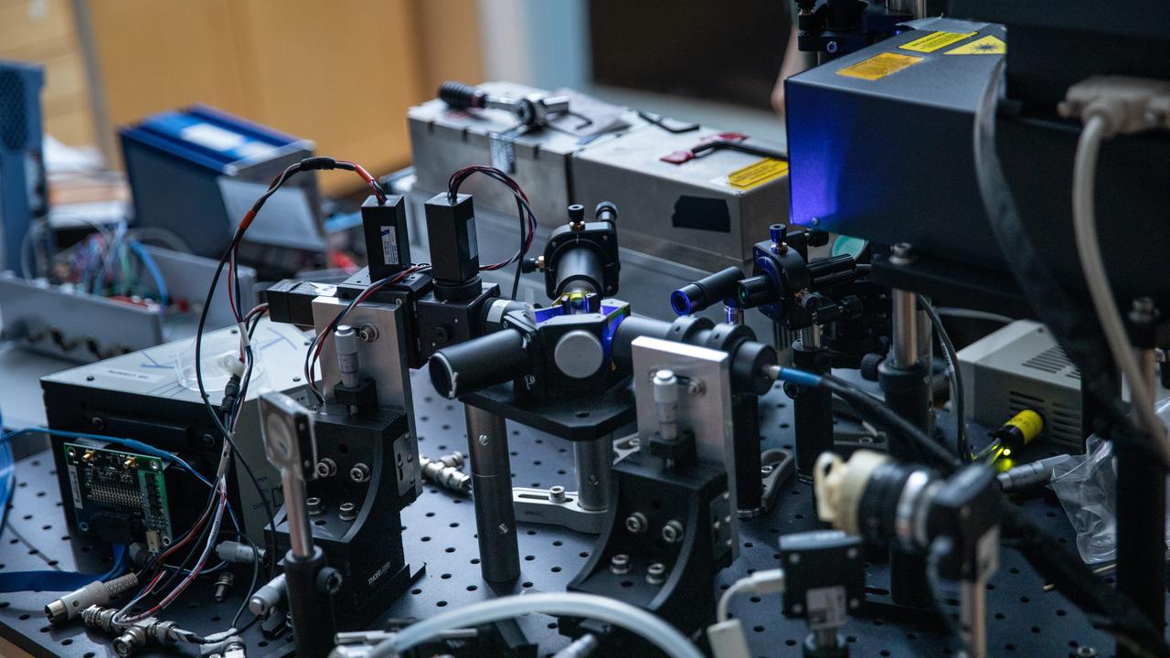 En grupp elektroniska enheter som sitter på toppen av ett bord.