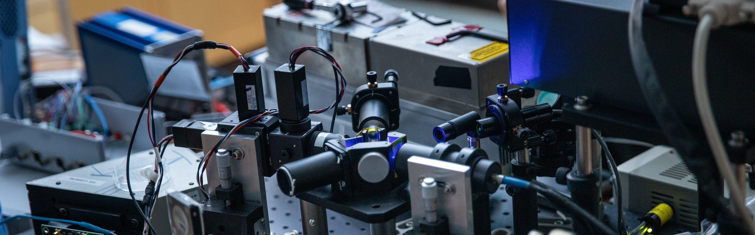 En grupp elektroniska enheter som sitter på toppen av ett bord.