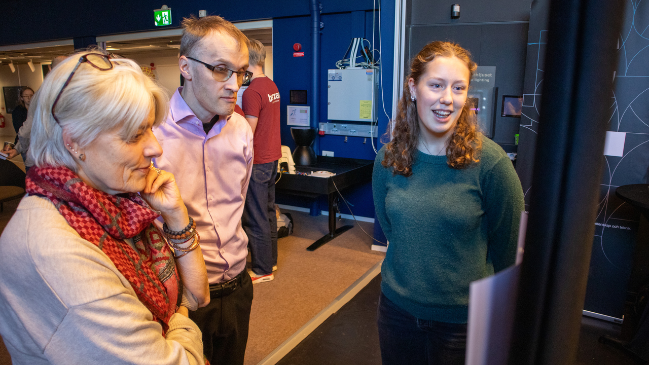 Eleven Hanna Sundqvist i samtal med Benedicte Albrechtsen och Åke Brännström i juryn framför sin poster.
