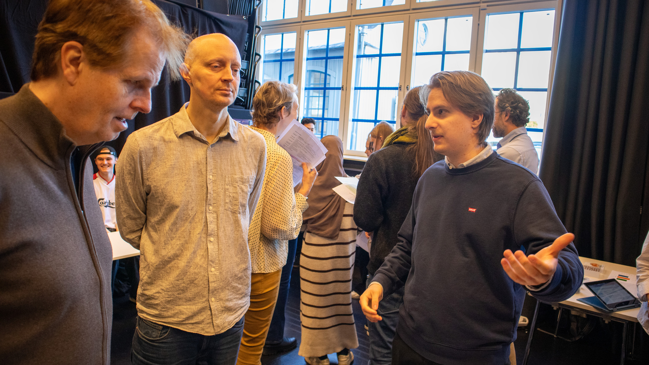 Maximilian Karlsson berättar om sina resultat för rymdfysikern Patrik Norqvist och matematikern Lars-Daniel Öhman i juryn.