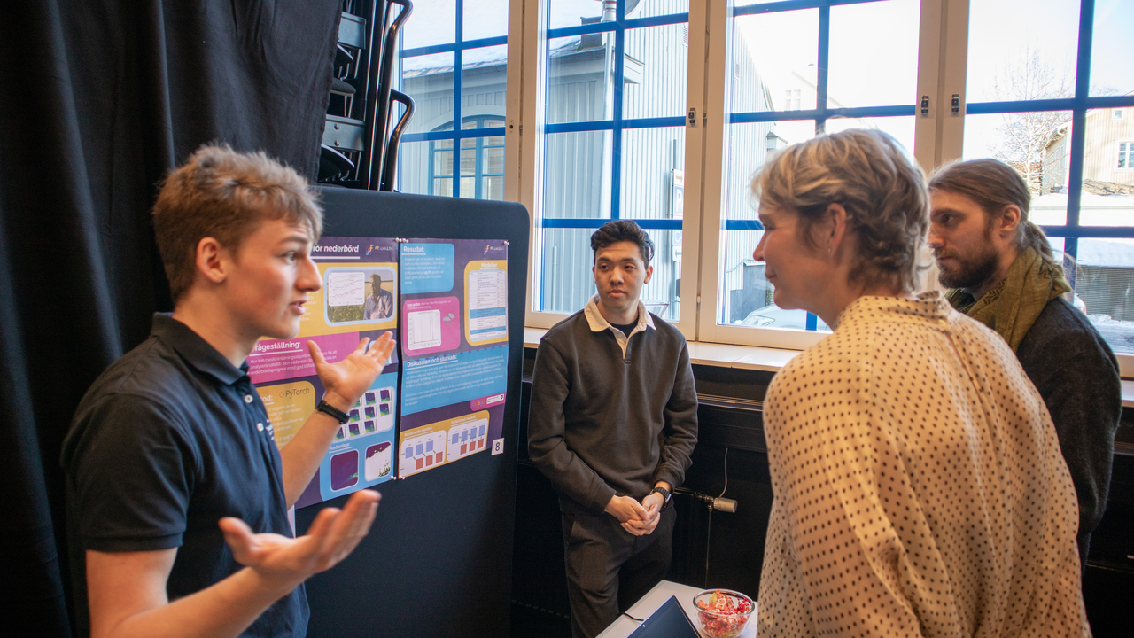 Eleverna Sven Berg och Nicholas Pettersson i samtal med Linda Sandblad och Petter Ericsson i juryn vid sin monter.