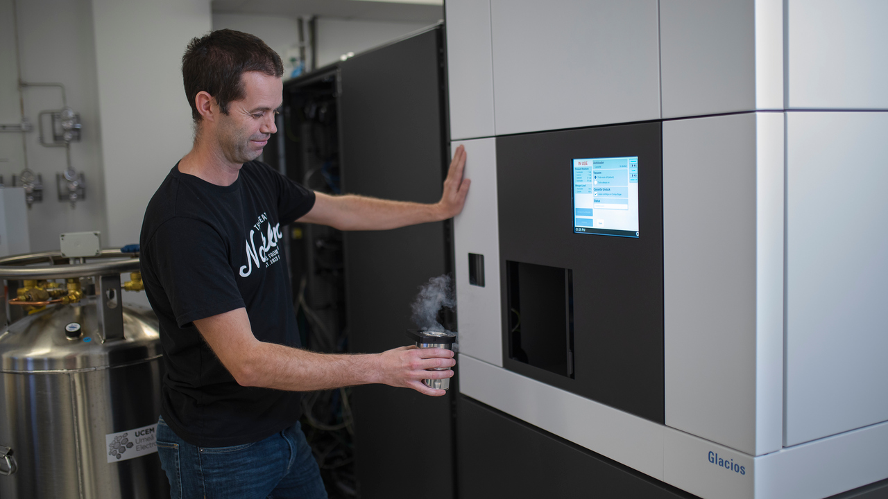 Michael Hall vid kryoelektronmikroskopet Glacios.