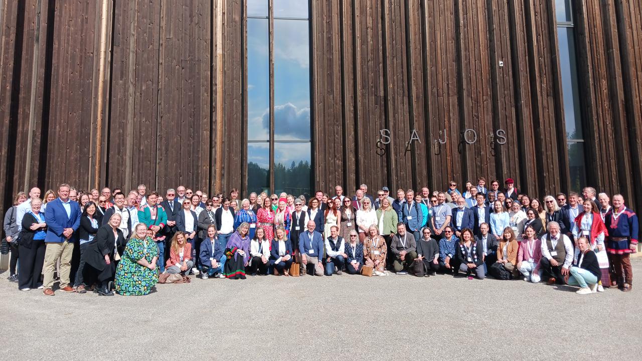 En grupp människor som står framför en byggnad.