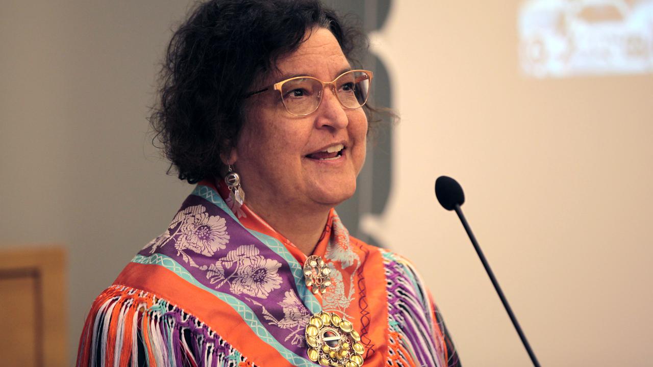 Person håller framförande