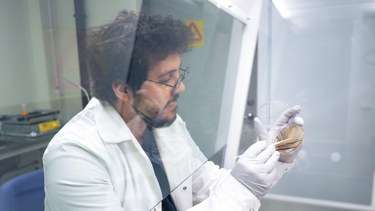 Alef dos Santos, postdoctor at the Department of Chemistry, studies biosignatures to prepare for future Mars missions.Alef dos Santos, postdoktor vid Kemiska institutionen, forskar på biosignaturer som kan användas för framtida Marsströvare.