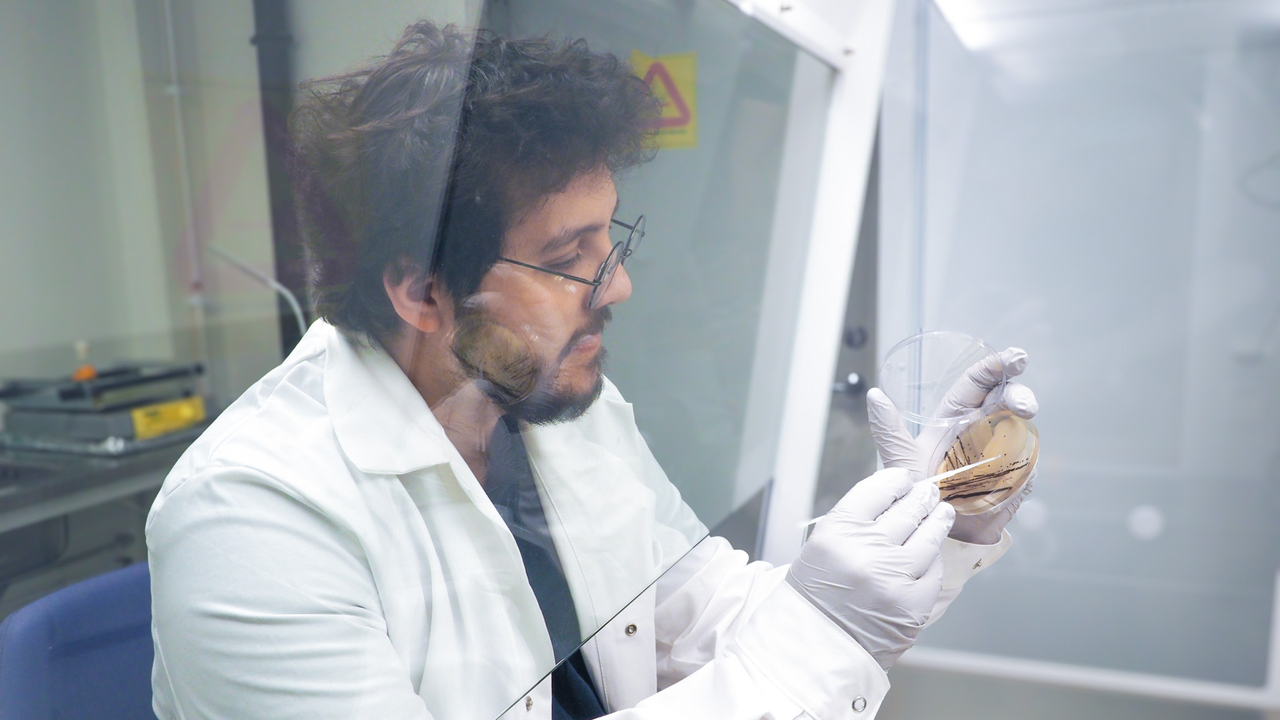 Alef dos Santos, postdoctor at the Department of Chemistry, studies biosignatures to prepare for future Mars missions.Alef dos Santos, postdoktor vid Kemiska institutionen, forskar på biosignaturer som kan användas för framtida Marsströvare.