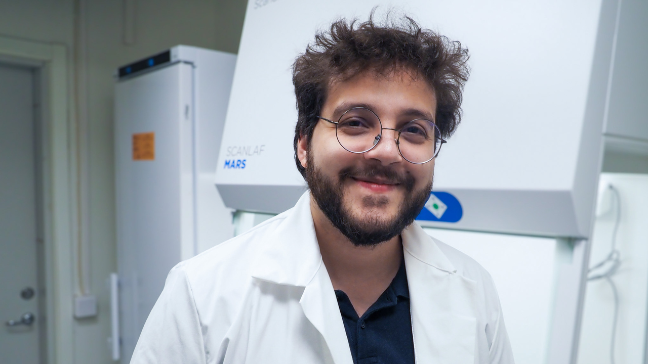 Alef dos Santos, postdoctor at the Department of Chemistry, studies biosignatures to prepare for future Mars missions.Alef dos Santos, postdoktor vid Kemiska institutionen, forskar på biosignaturer som kan användas för framtida Marsströvare.