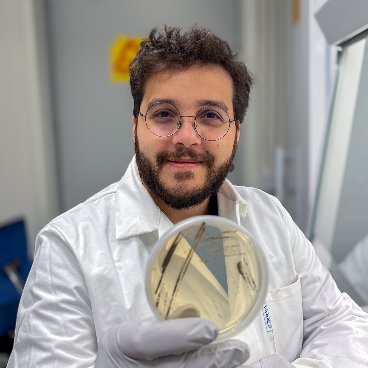 Alef dos Santos håller upp en petriskål