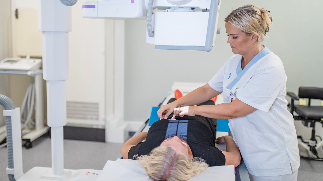 Student som förbereder röntgenundersökning