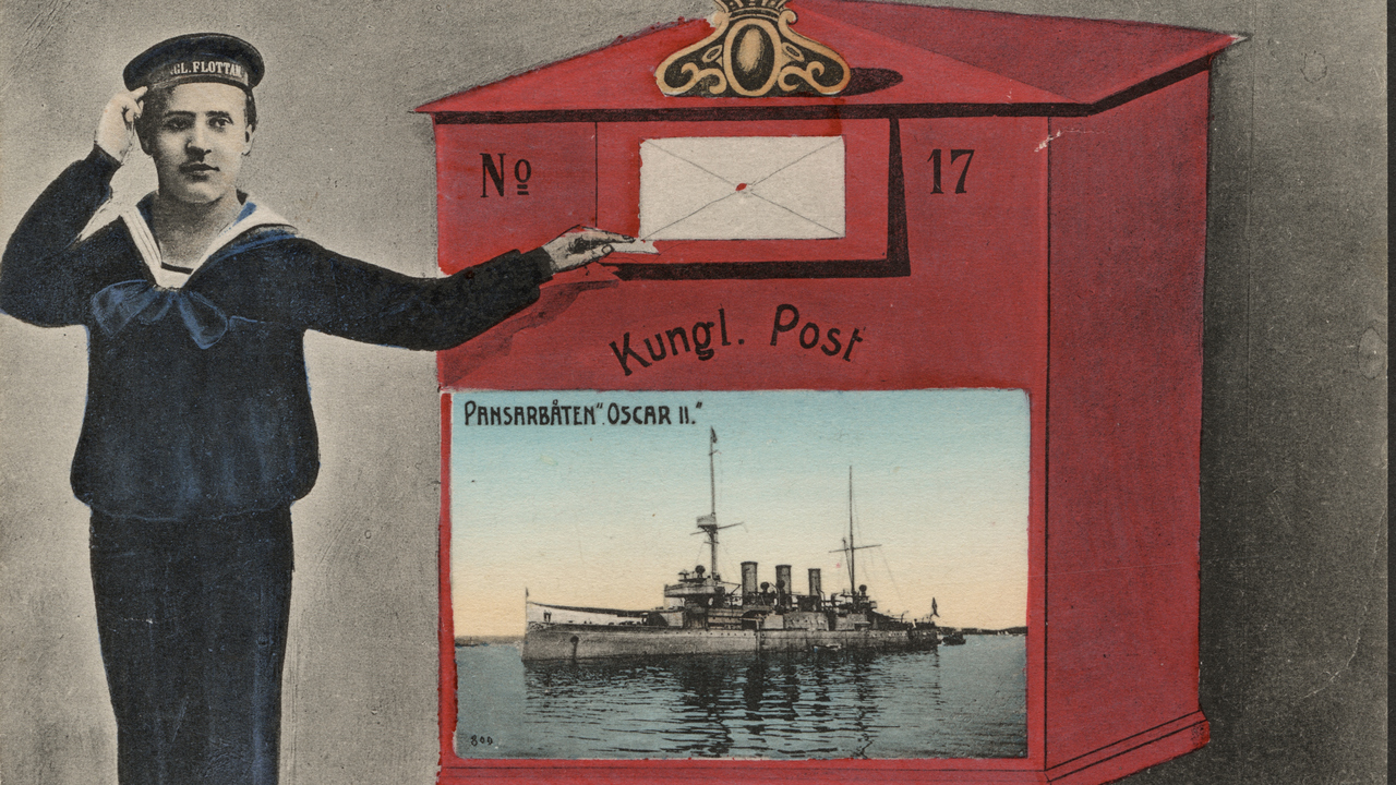 Vykort visar en skeppsgosse framför en brevlåda med en bild på pansarbåten Oscar II.