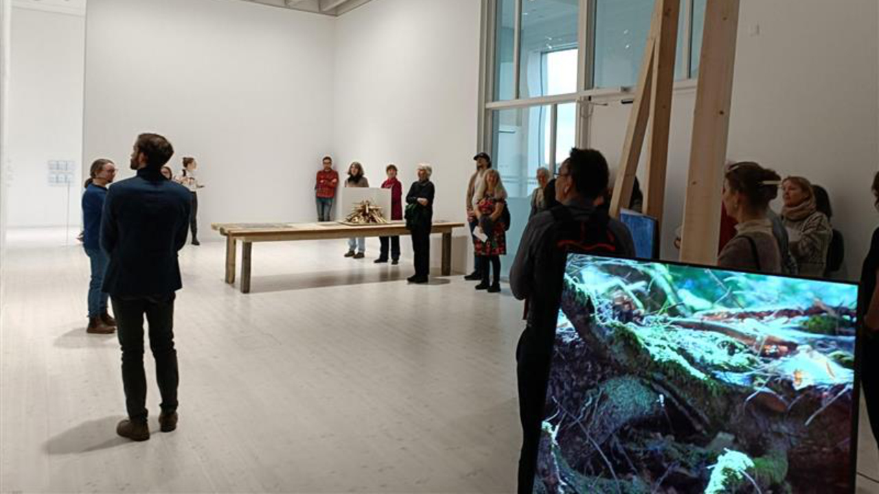 Människor på bildmuseet som tittar på konst.