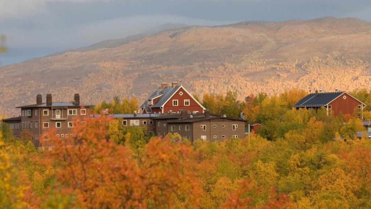 En utsikt över en bergskedja med hus i förgrunden.