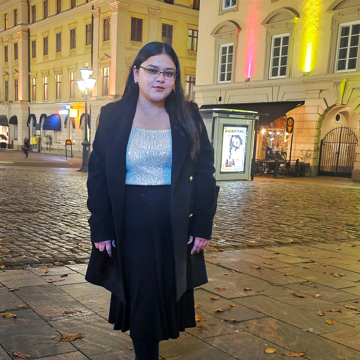 Sultana Shajahan i centrala Linköping kvällstid.