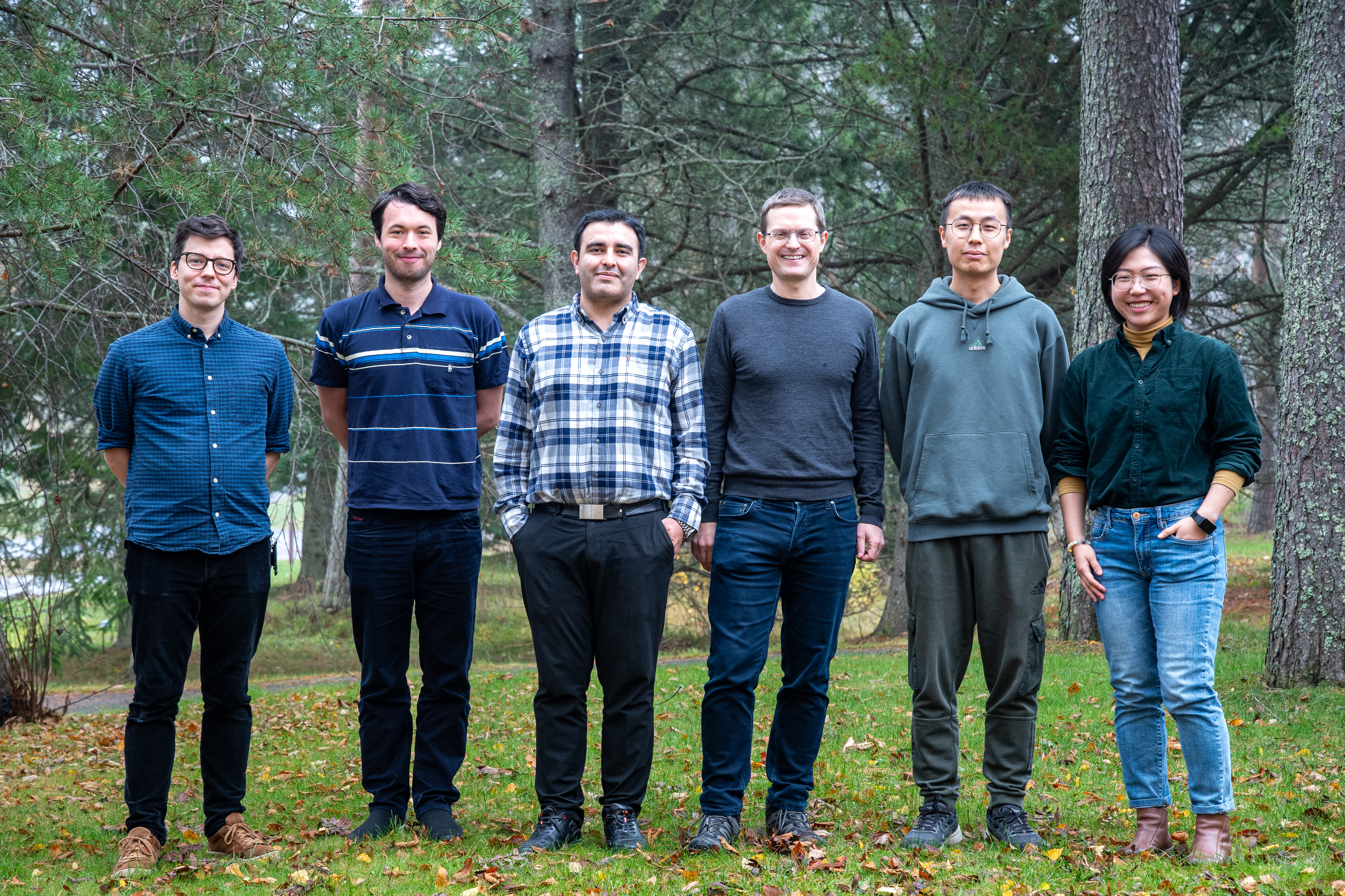 Bild på medlemmarna i forskningsgruppen tillämpad optik 2024.